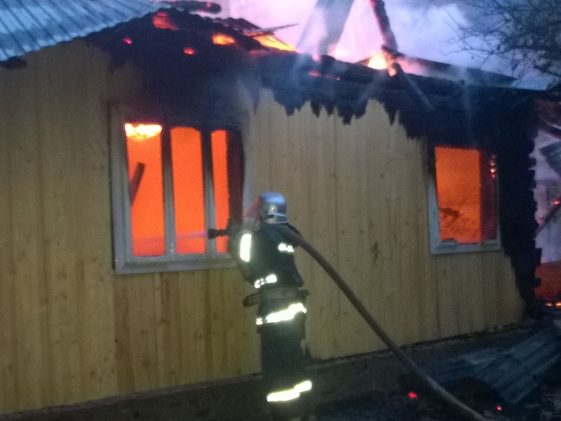 На Косівщині вогонь вщент знищив помешкання місцевої сім'ї. Загинуло двоє людей. Фото (фото) - фото 2