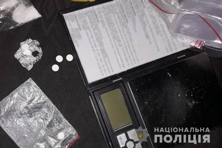 На Надвірнянщині поліцейські виявили наркотики в автомобілі водія (фотофакт)