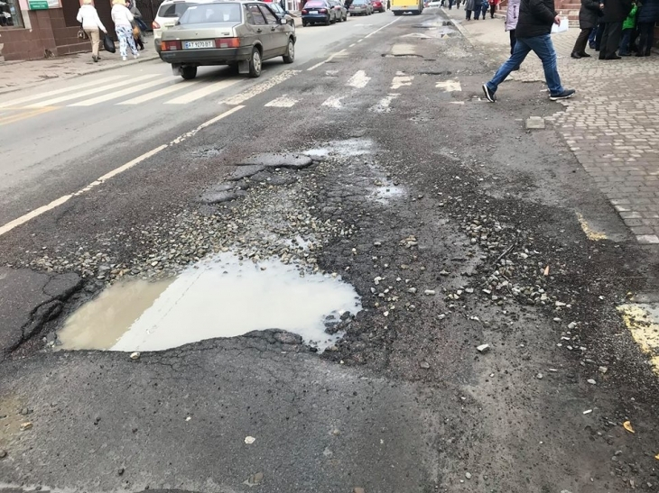 На Прикарпатті оштрафували кількох посадовців, відповідальних за утримання доріг, на яких трапилися ДТП