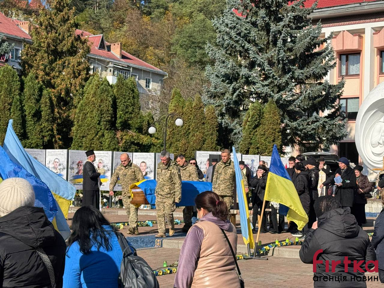На Івано-Франківщині попрощалися з полеглим воїном Дмитром Владом (ФОТО)