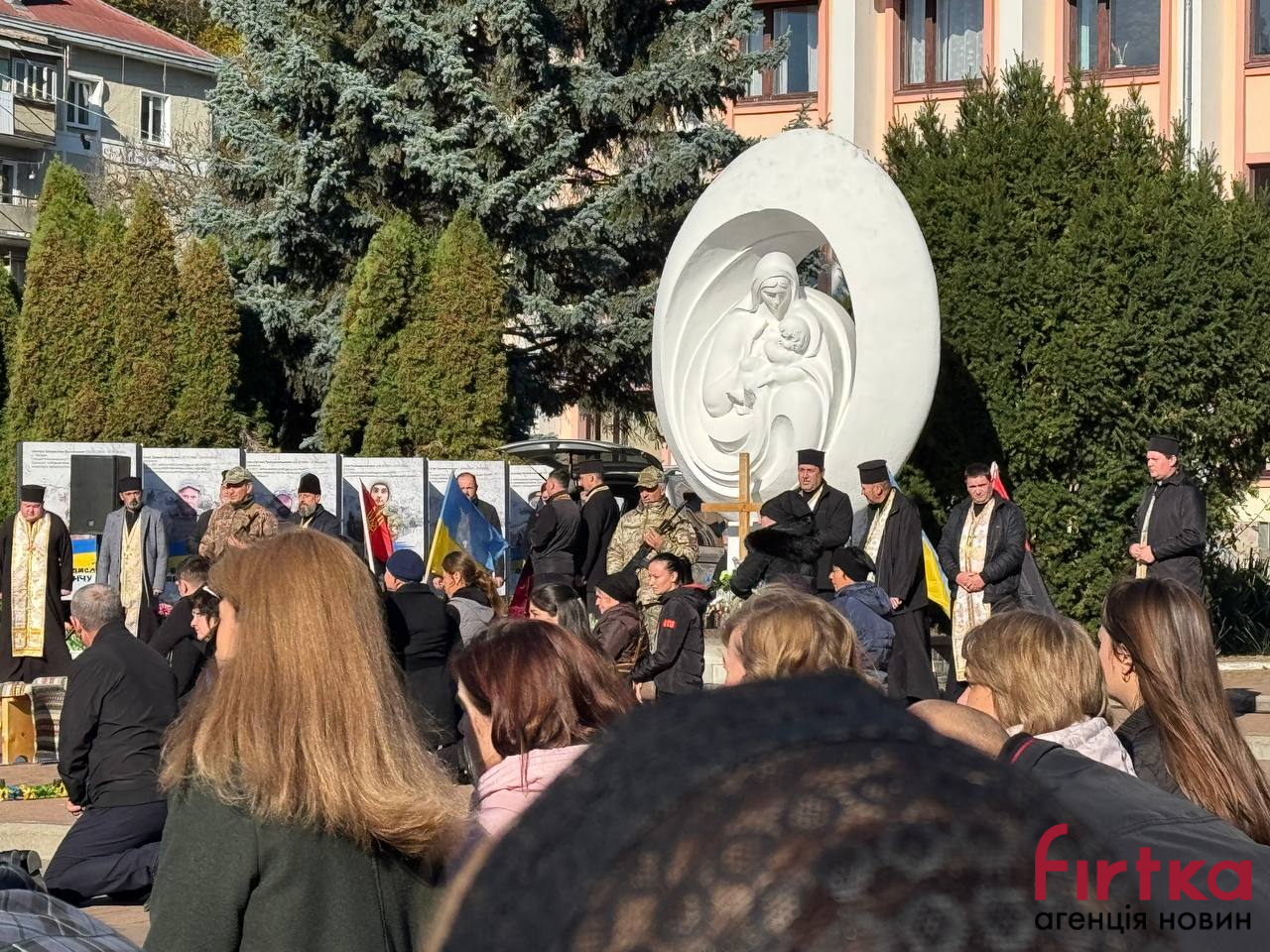 На Івано-Франківщині попрощалися з полеглим воїном Дмитром Владом (ФОТО)