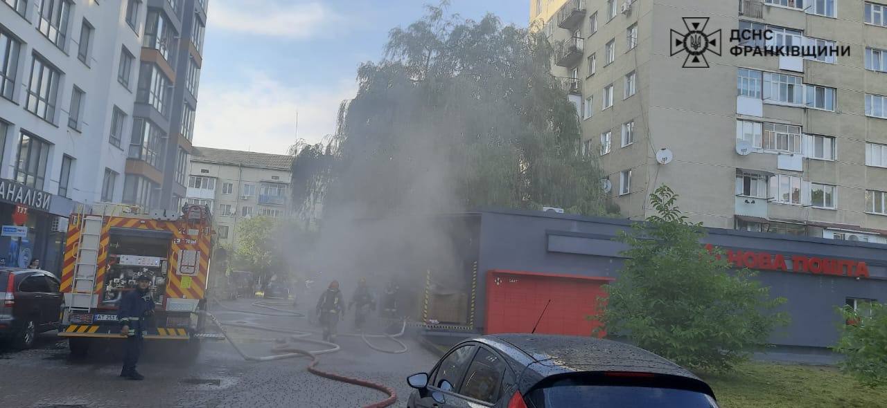Горіла прибудова: в Івано-Франківську ліквідували пожежу в центрі міста (ФОТО)