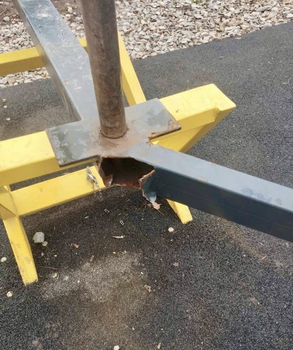 У Калуші вандали пошкодили спортивний майданчик для ветеранів (ФОТО)