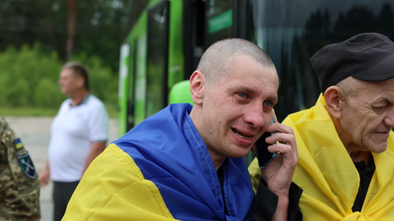 До України повернулися бійці з російського полону (ФОТО)