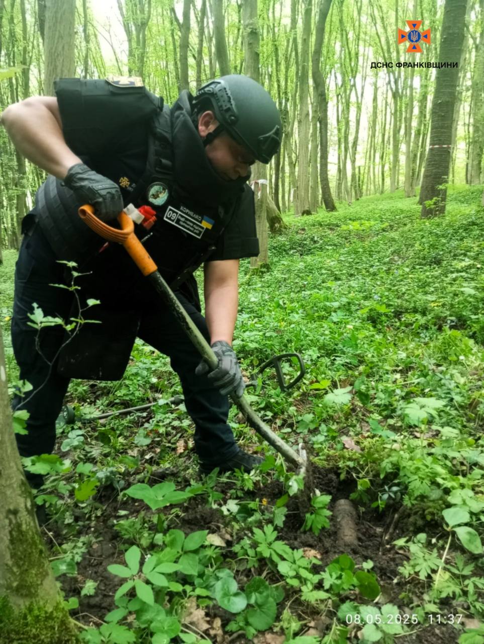 Прикарпатські піротехніки виявили та знешкодили два застарілі боєприпаси (ФОТО)