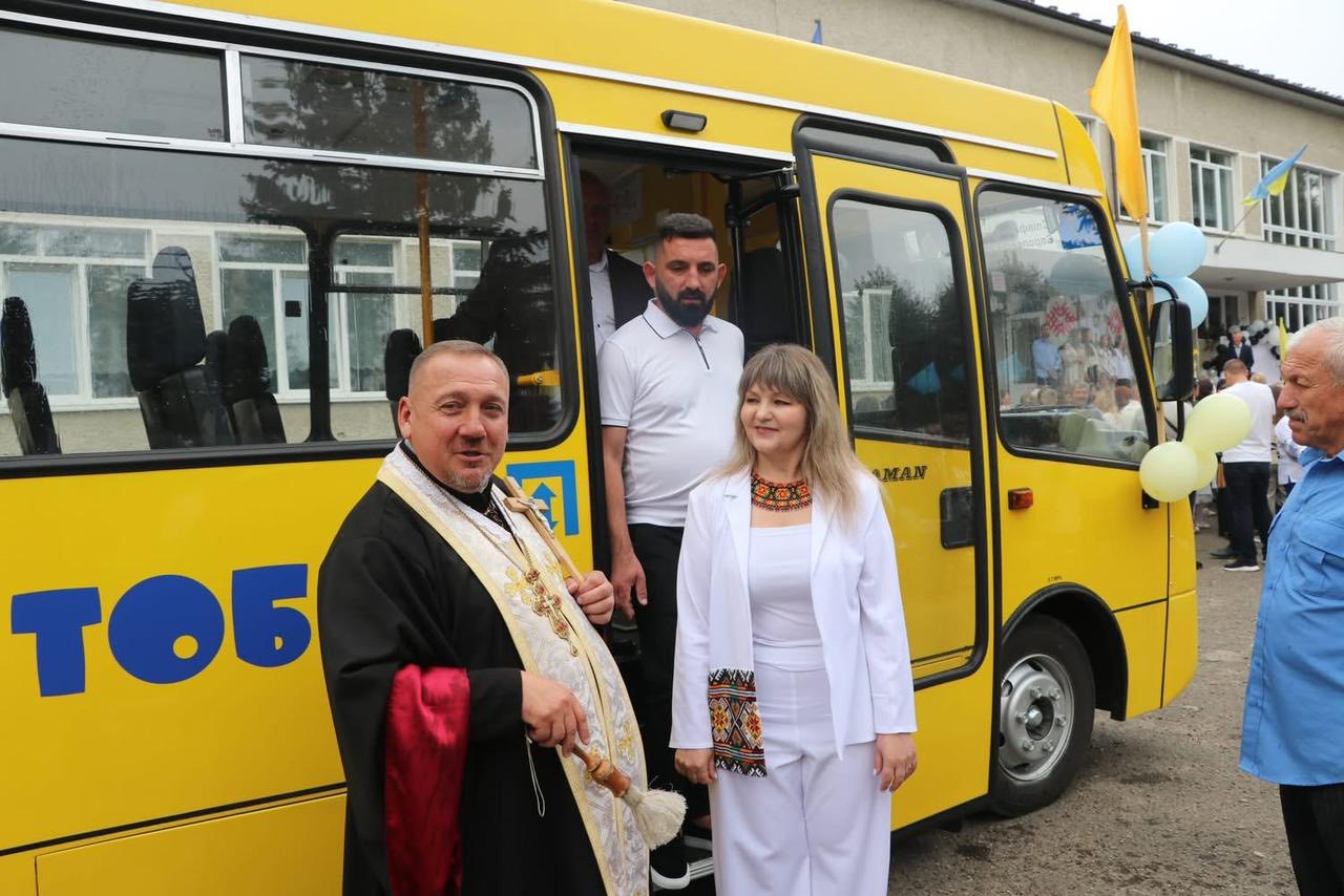 Одна із громад Прикарпаття отримала новий шкільний автобус (ФОТО)