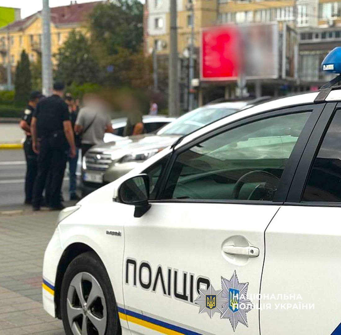 В Івано-Франківську молодики на «Tesla» роз’їжджали містом із макетом зброї (ВІДЕО/ФОТО)