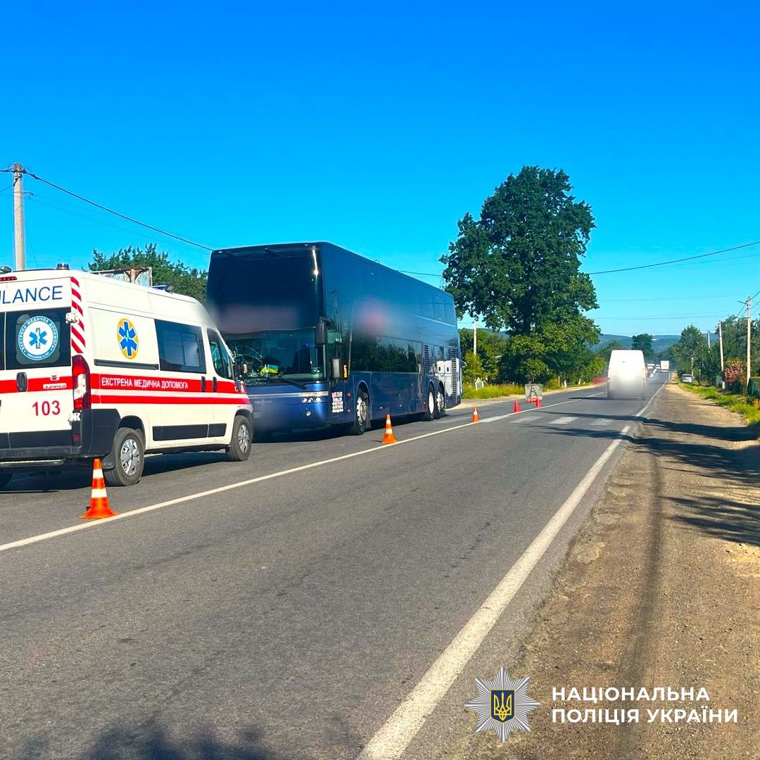 На Прикарпатті водій автобуса на смерть збив пішохідку (ФОТО)
