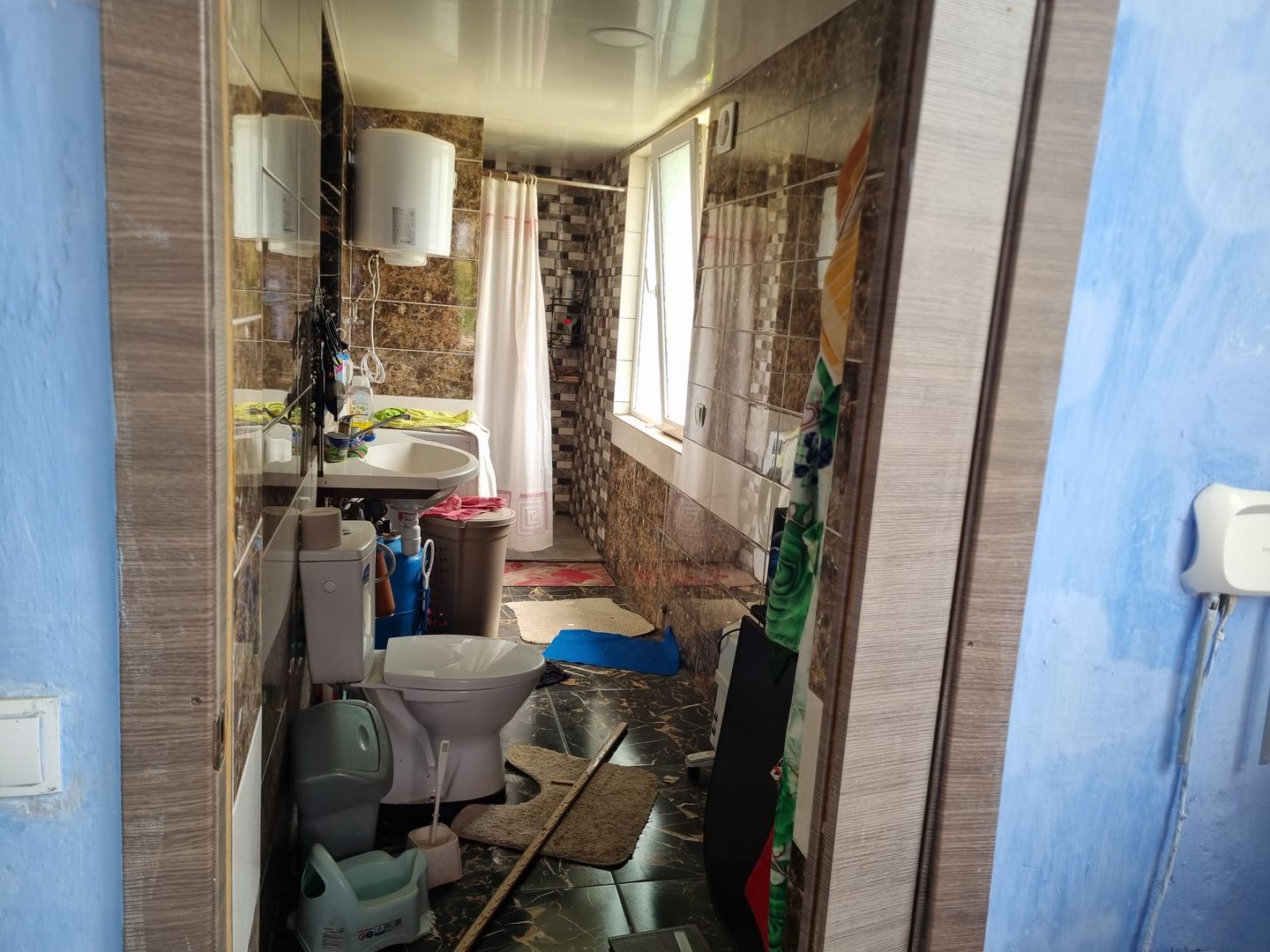 Зруйновані стіни, дах та стеля: який вигляд має будинок сім'ї з Прикарпаття, пошкоджений через ворожу атаку (ФОТО)