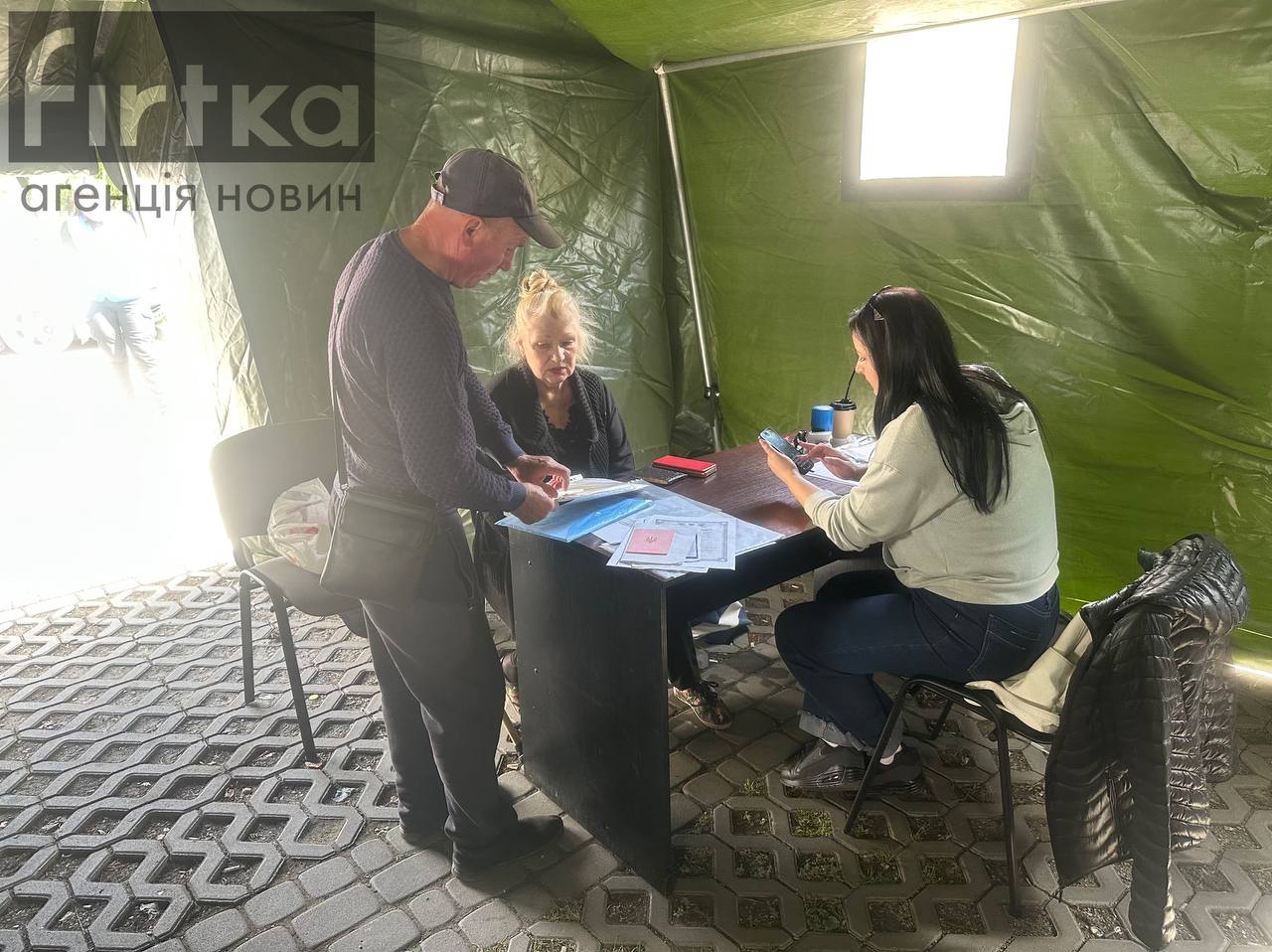 В Івано-Франківську мобільний ЦНАП прийняв 57 заяв на компенсацію після ворожої атаки (ФОТО)