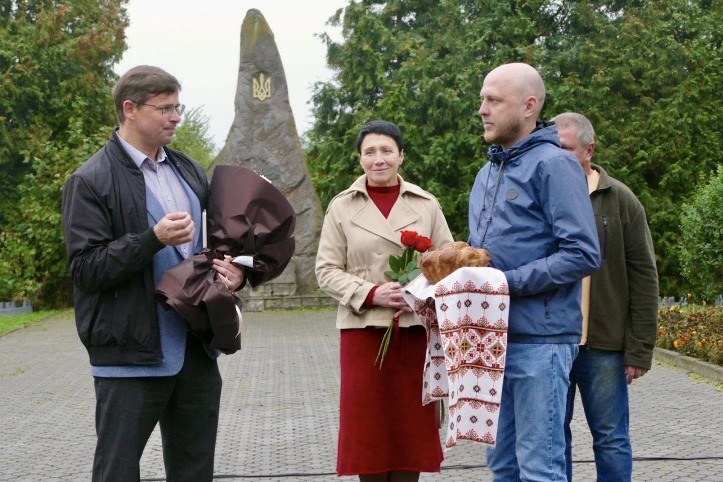 На Прикарпатті зустріли бійця, який повернувся з російського полону (ФОТО)