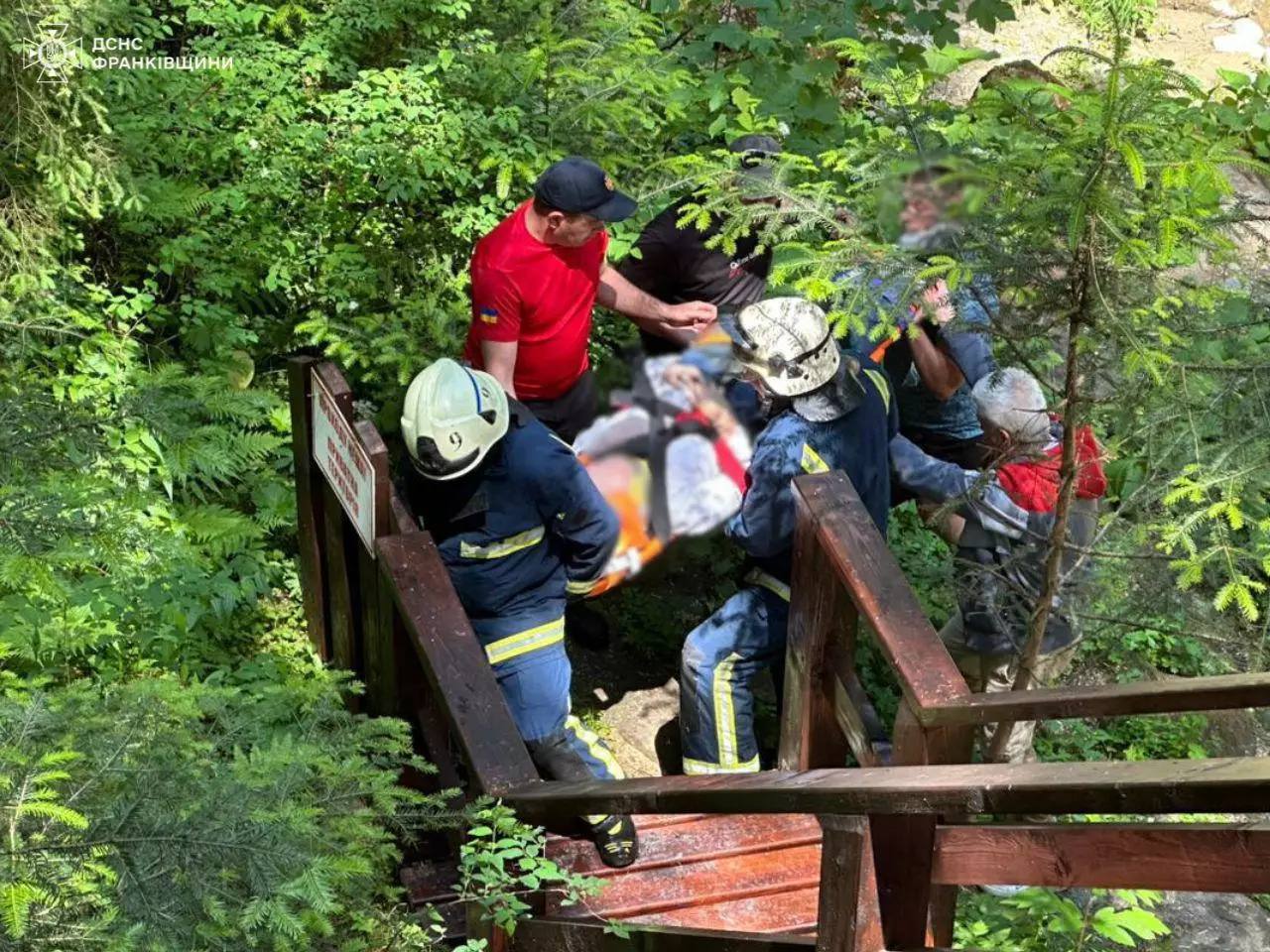 На Івано-Франківщині врятували дитину, яка травмувалася на обриві (ФОТО)