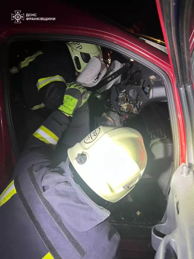 В Івано-Франківську рятувальники деблокували двох постраждалих у ДТП (ФОТО)
