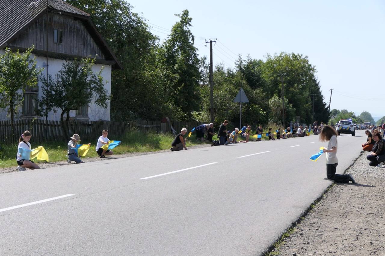 На Івано-Франківщині попрощалася з бійцем Володимиром Лазоришиним (ФОТО)