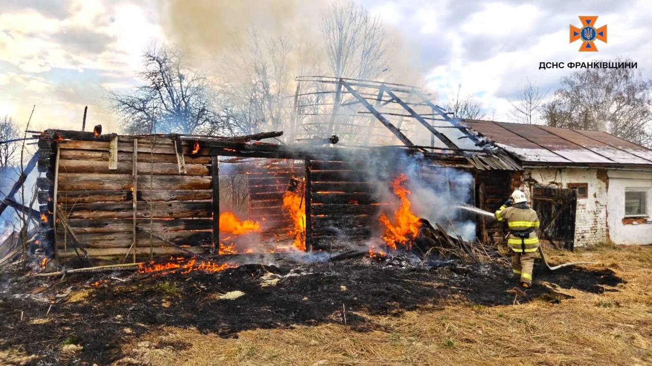 На Прикарпатті через спалювання сухостою згоріли два господарські сараї (ФОТО)