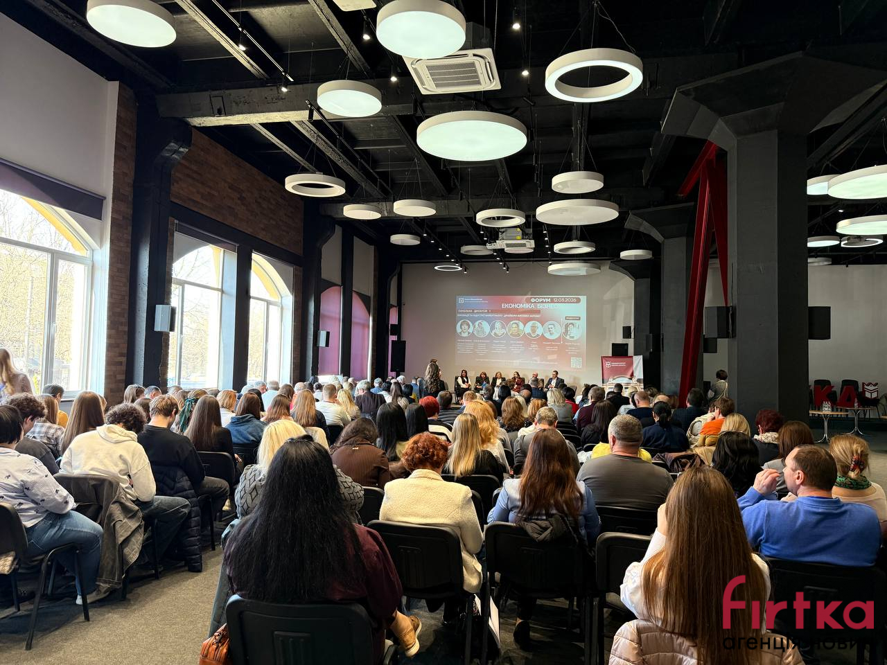 Кадровий голод і зарплати: в Івано-Франківську обговорили виклики для бізнесу під час війни (ФОТО)