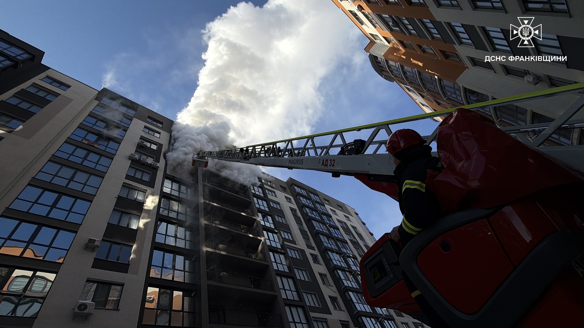 Евакуювали десять людей: деталі пожежі в багатоповерхівці в Івано-Франківську (ФОТО/ВІДЕО)