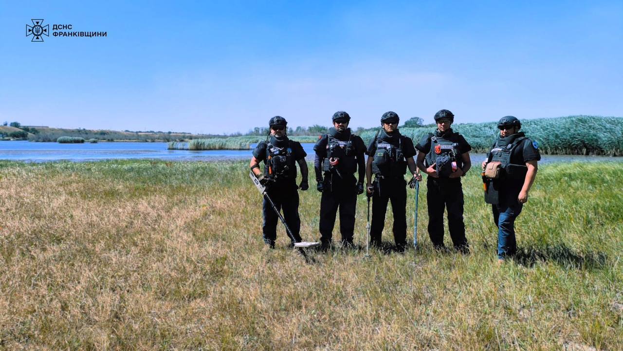 Піротехніки з Прикарпаття продовжують розміновувати Херсонщину (ФОТО)