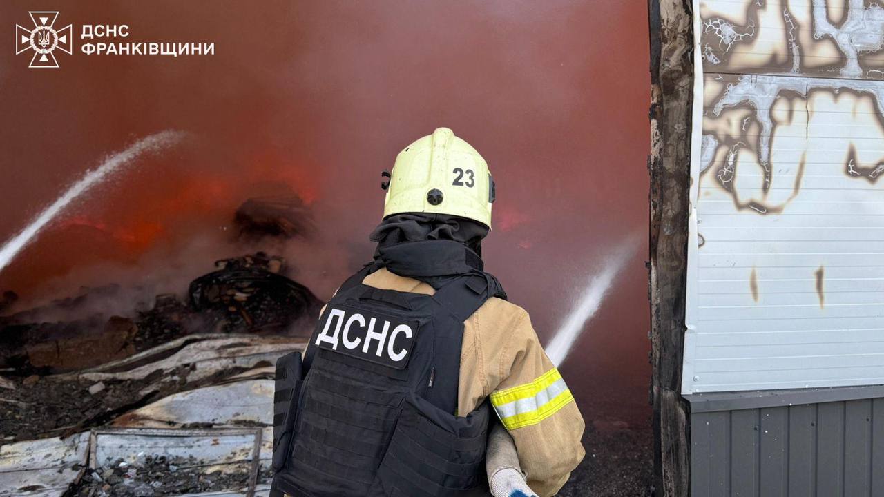 Через атаку окупантів на Прикарпатті виникла масштабна пожежа (ФОТО)