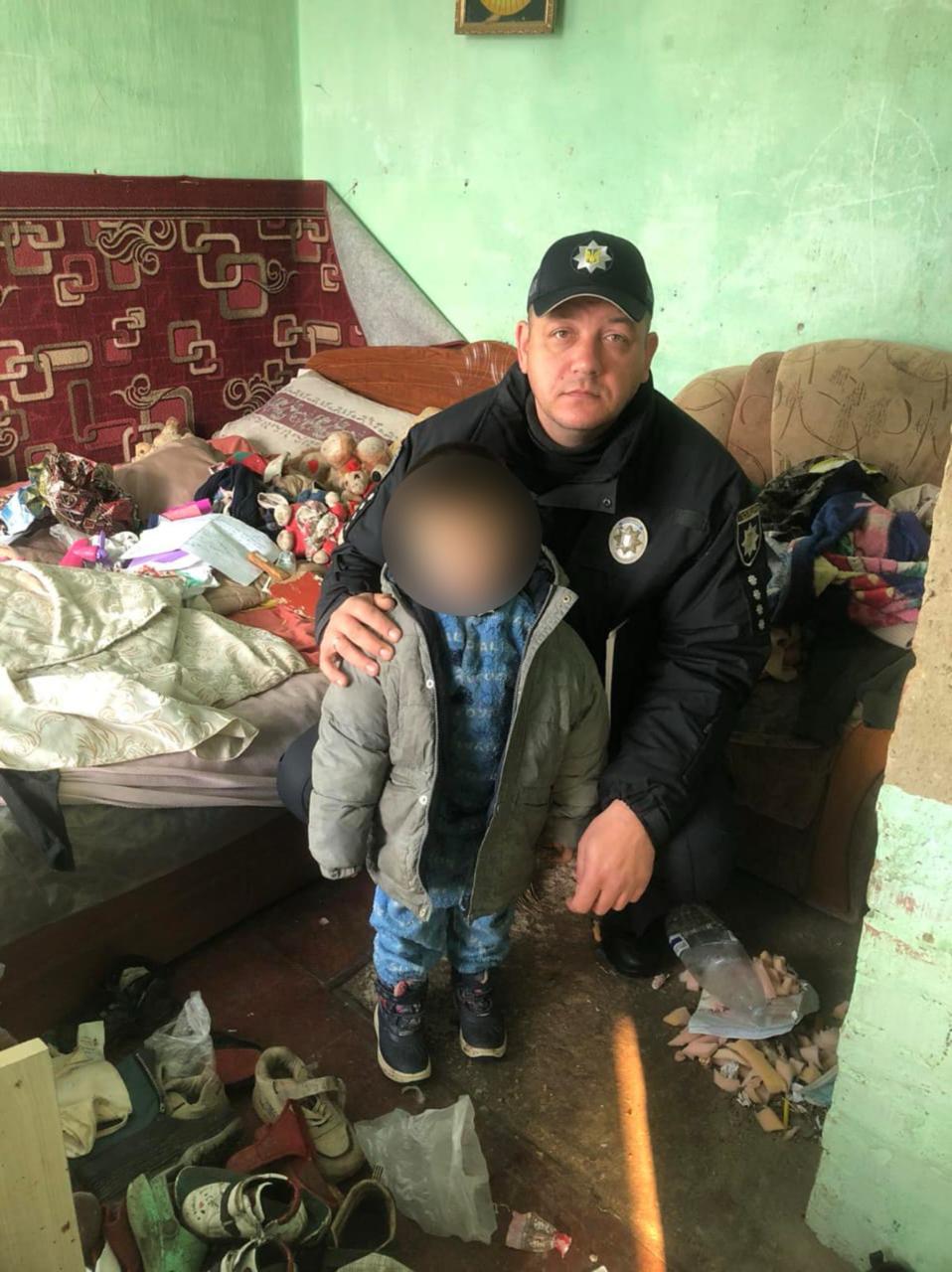 Антисанітарія в будинку та відсутність нормальної їжі: на Прикарпатті чотирьох дітей вилучили із сім'ї