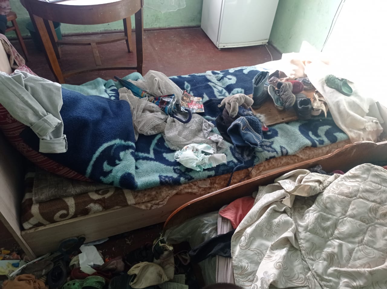 Антисанітарія в будинку та відсутність нормальної їжі: на Прикарпатті чотирьох дітей вилучили із сім'ї