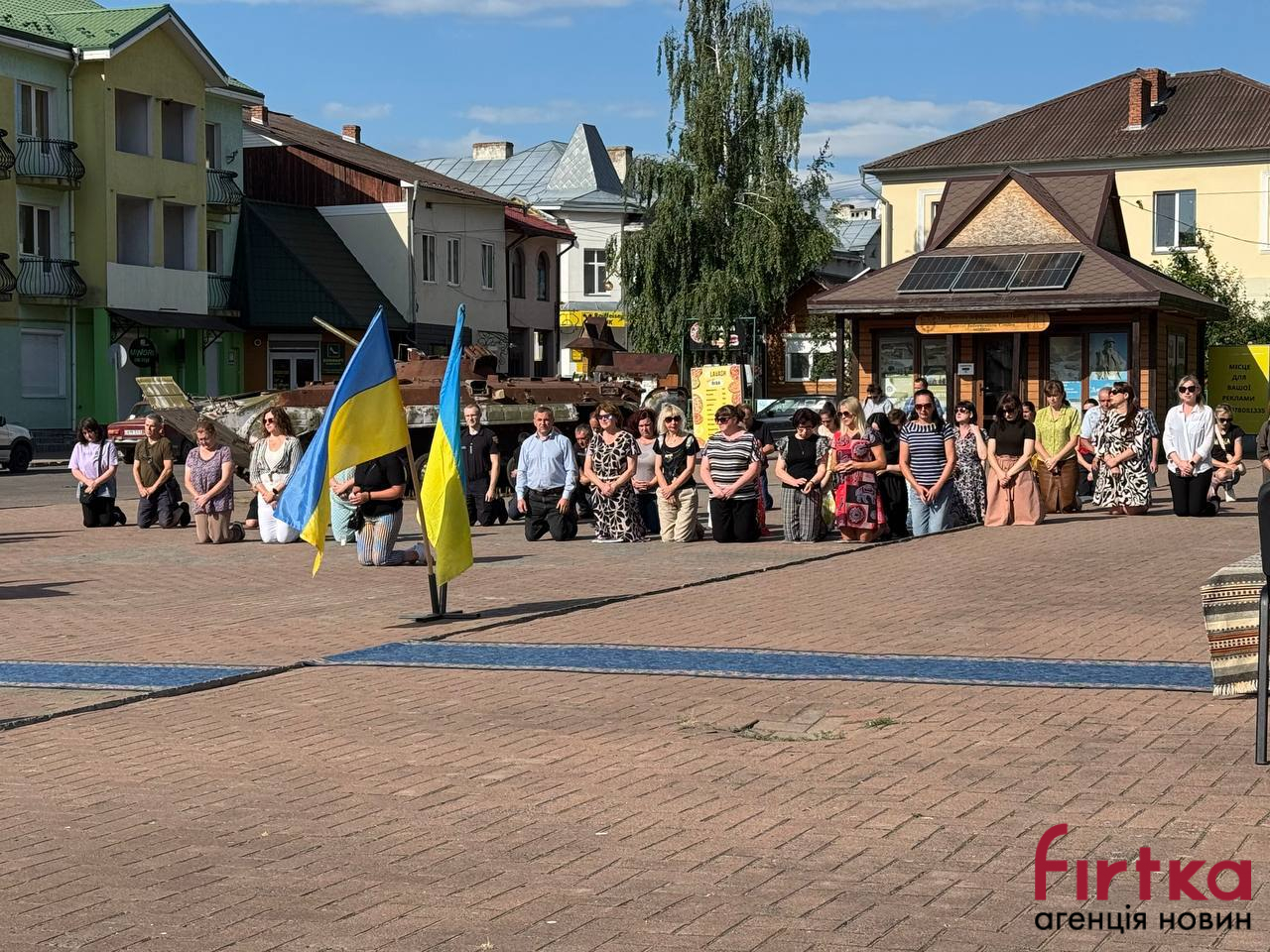 На колінах: на Прикарпатті "на щиті" зустріли воїна Романа Добровольського (ФОТО)