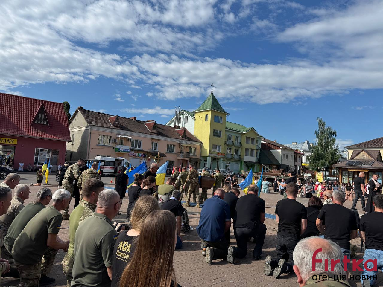 На колінах: на Прикарпатті "на щиті" зустріли воїна Романа Добровольського (ФОТО)