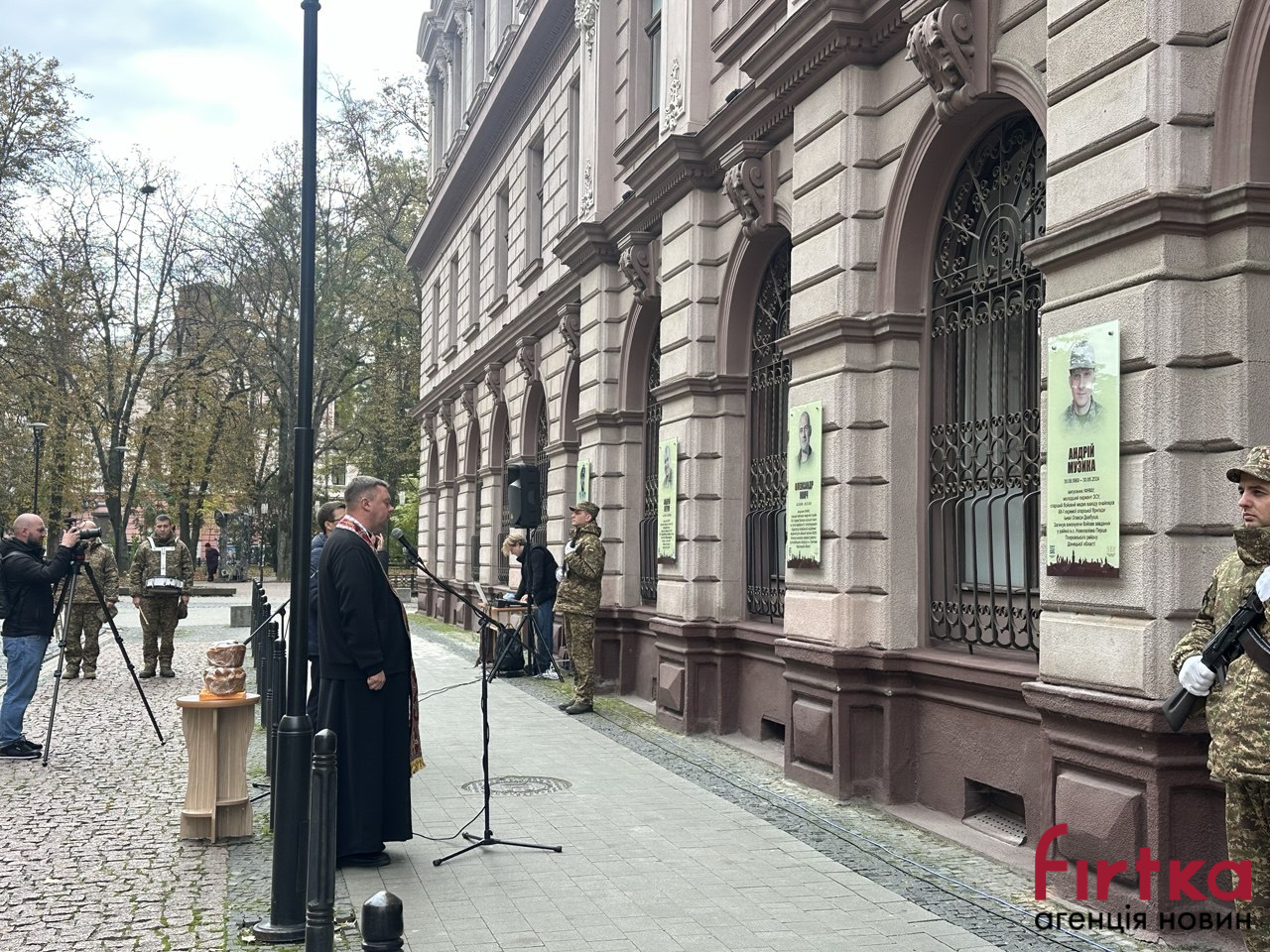 В Івано-Франківську на фасаді медичного університету відкрили меморіальні дошки загиблим захисникам (ФОТО)