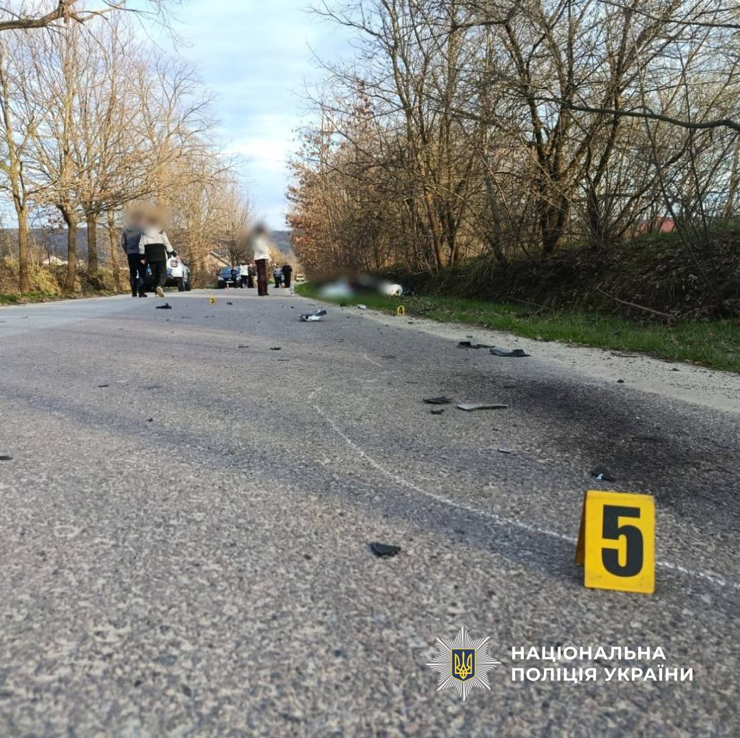 На Прикарпатті зіткнулись легковик та мотоцикл: керманич двоколісного загинув (ФОТО)