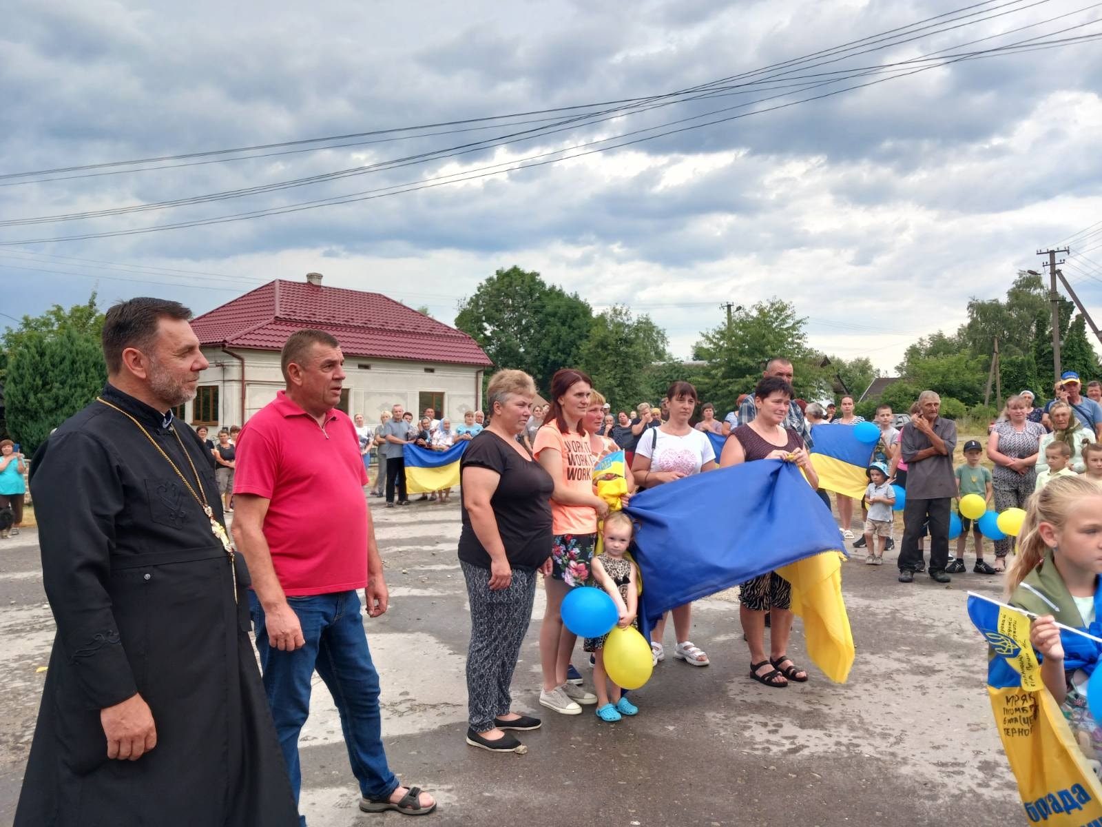 На Івано-Франківщині зустріли звільненого з полону воїна Володимира Козара (ФОТО)