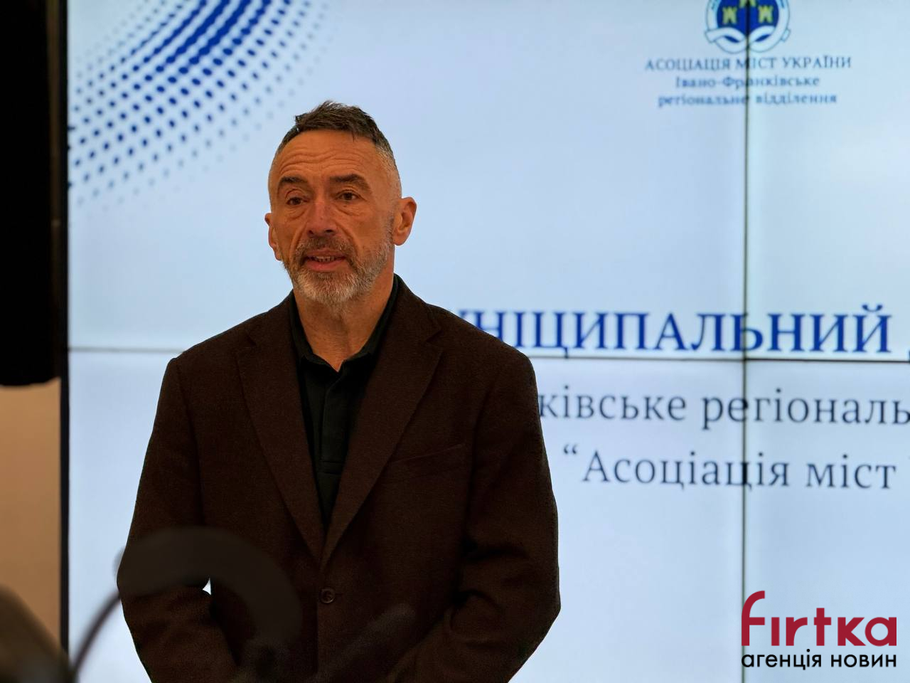 В Івано-Франківську обговорили підвищення зарплат педагогам, дотації на енергоносії та бюджетні ризики громад