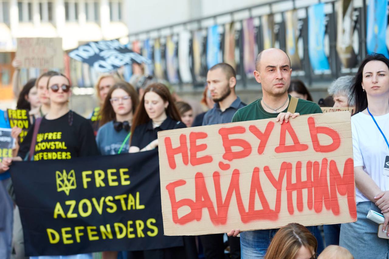 "Понад 200 військових з громади — в неволі": в Івано-Франківську провели акцію на підтримку полонених (ФОТО)