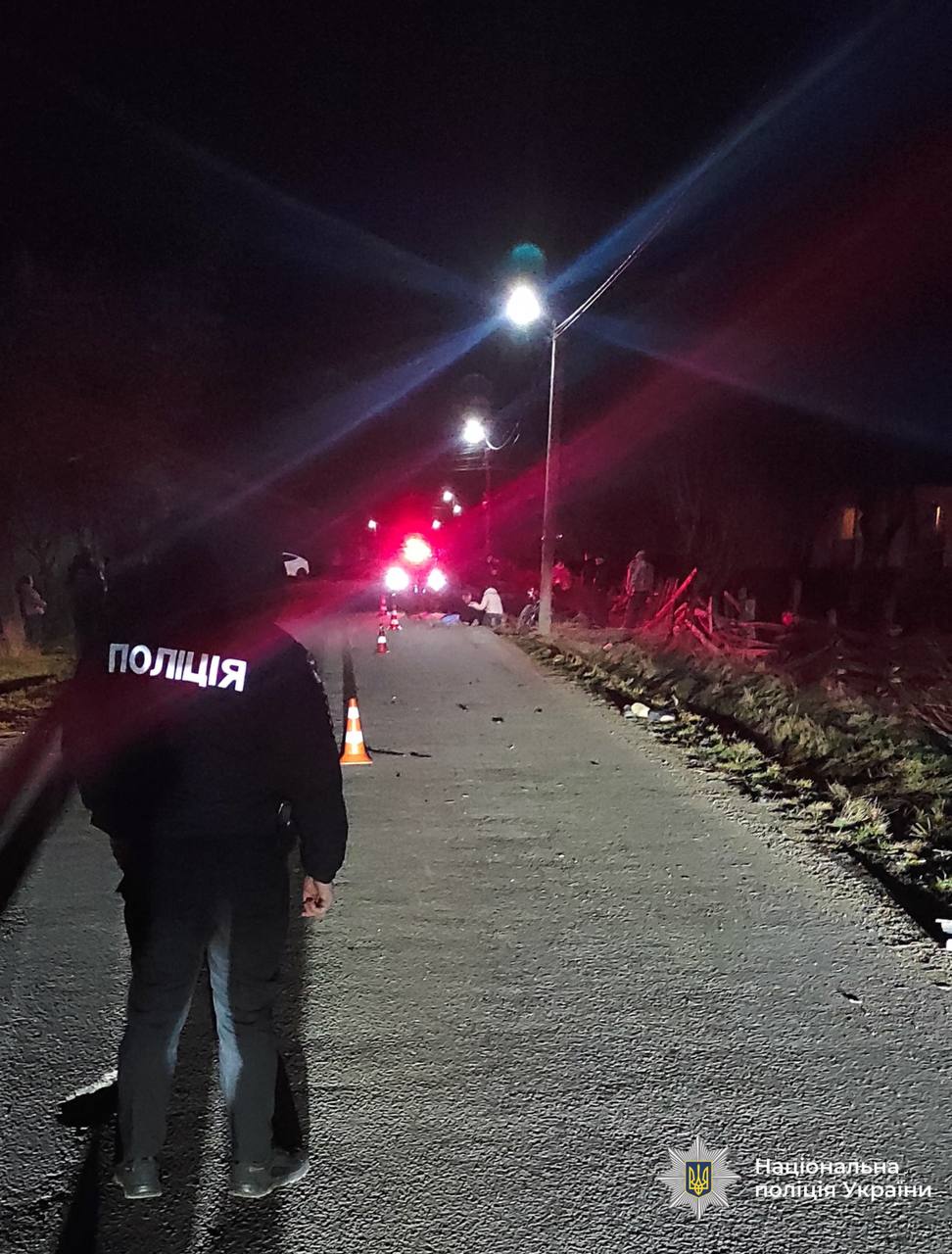 Загинула неповнолітня дівчина: на Івано-Франківщині водій збив двох людей та втік з місця (ФОТО)