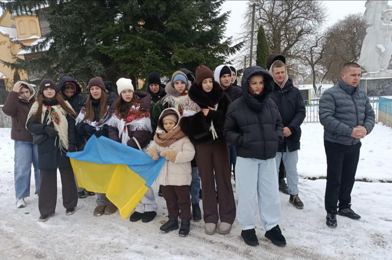 Зібрали понад 800 тисяч гривень: молодь з Прикарпаття колядувала для потреб ЗСУ