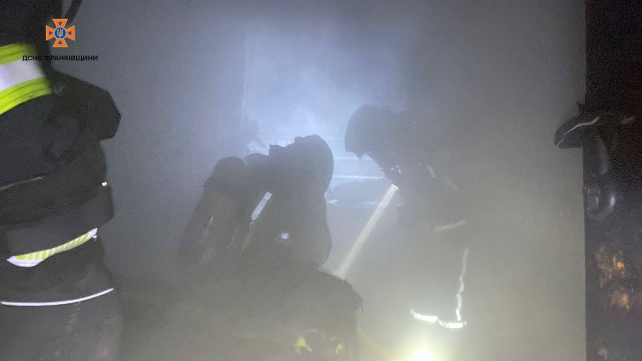 Під час пожежі в Івано-Франківську евакуювали сімох людей, серед яких — двоє дітей (ФОТО/ВІДЕО)