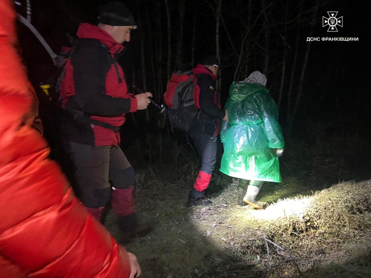 Заблукала в лісі: на Прикарпатті рятувальники розшукали жінку (ФОТО)