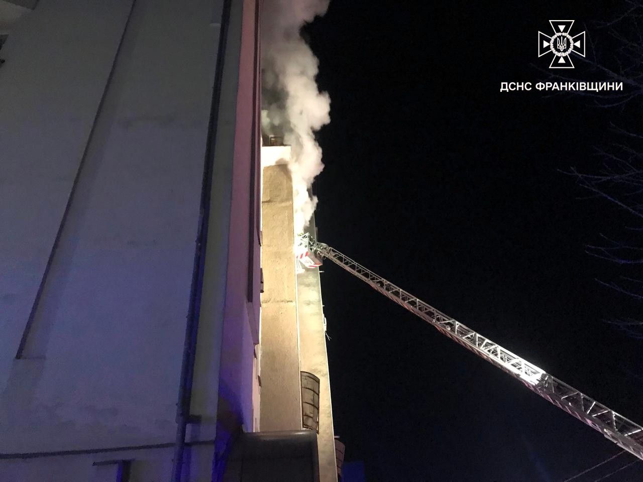 В Івано-Франківську під час пожежі в багатоповерхівці врятували вісьмох людей, ще 22 — евакуювали (ФОТО/ВІДЕО)