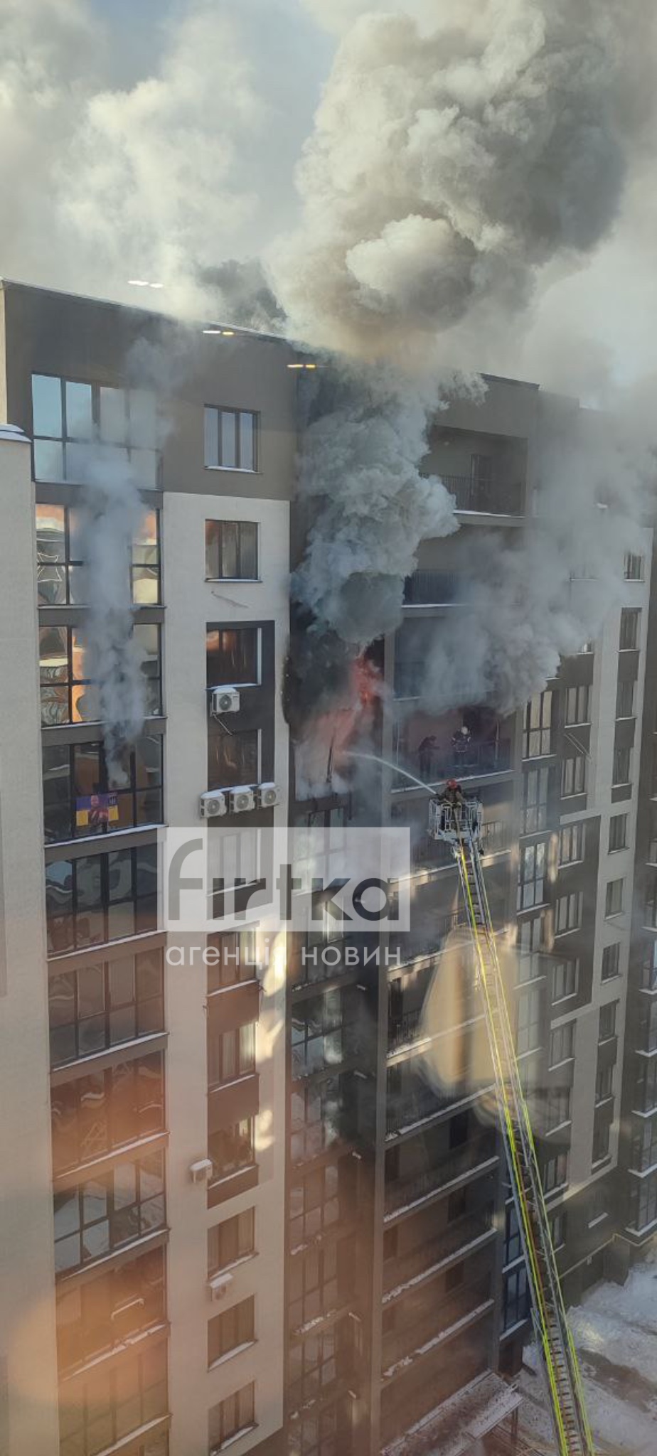 В Івано-Франківську горить квартира в багатоповерхівці (ФОТО/ВІДЕО)