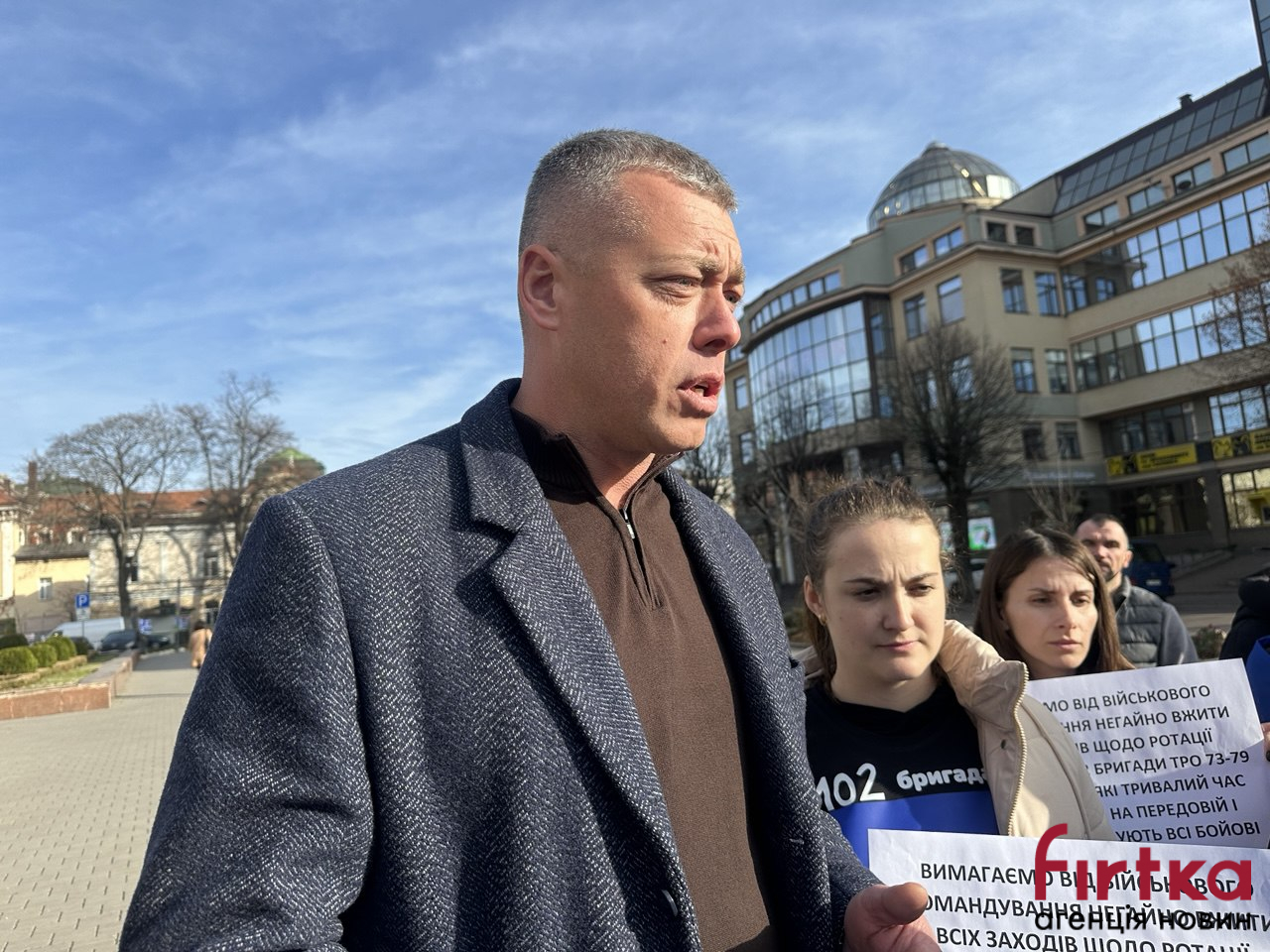 «Просимо зберегти життя, щоб не шукати їх зниклими безвісти»: в Івано-Франківську пікетують рідні бійців 102 бригади ТрО (ФОТО)