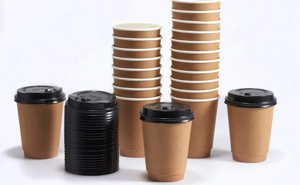 Культура «кава з собою»: чому популярні двошарові стаканчики?