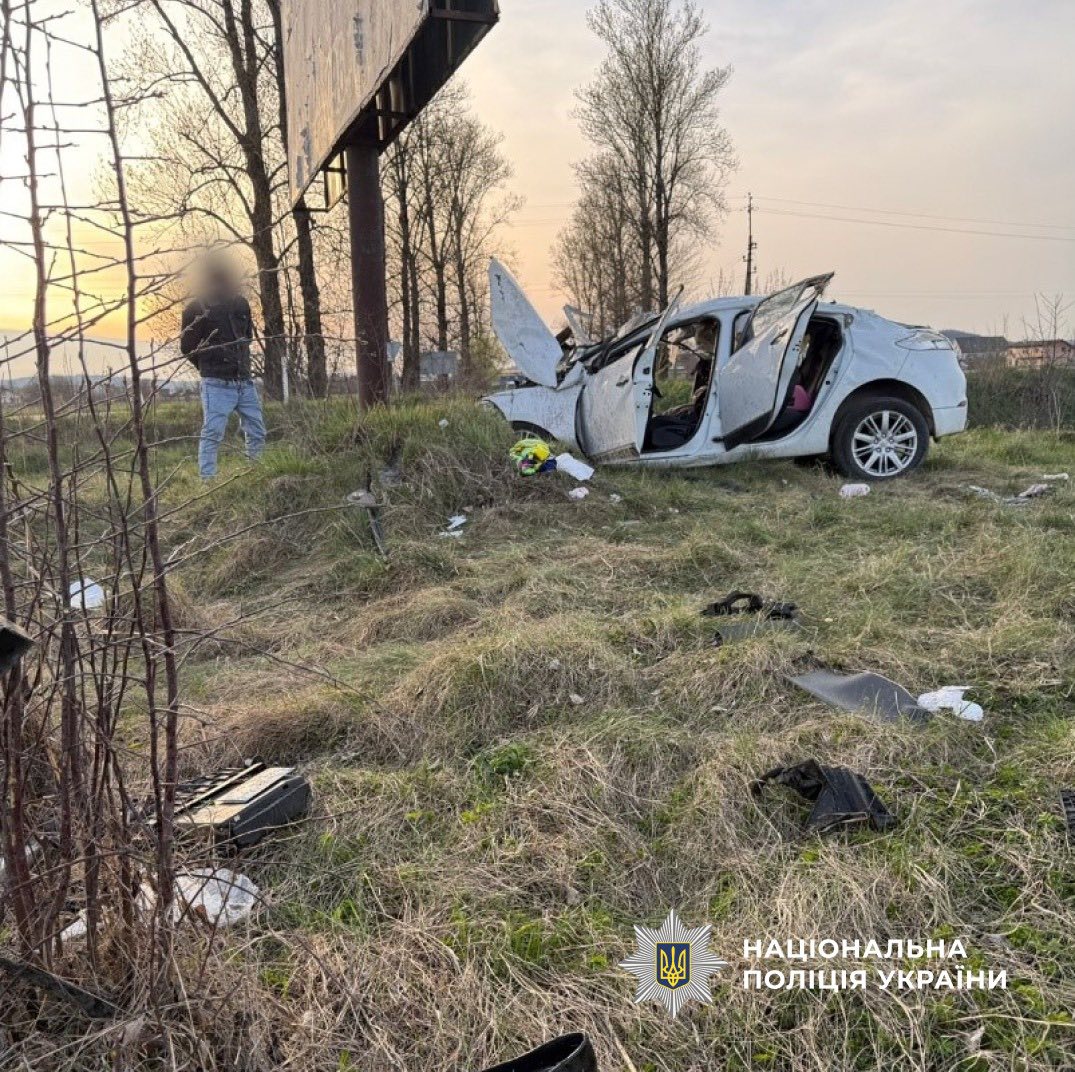Постраждали жінка і дитина: деталі аварії за участі потяга та легковика на Івано-Франківщині