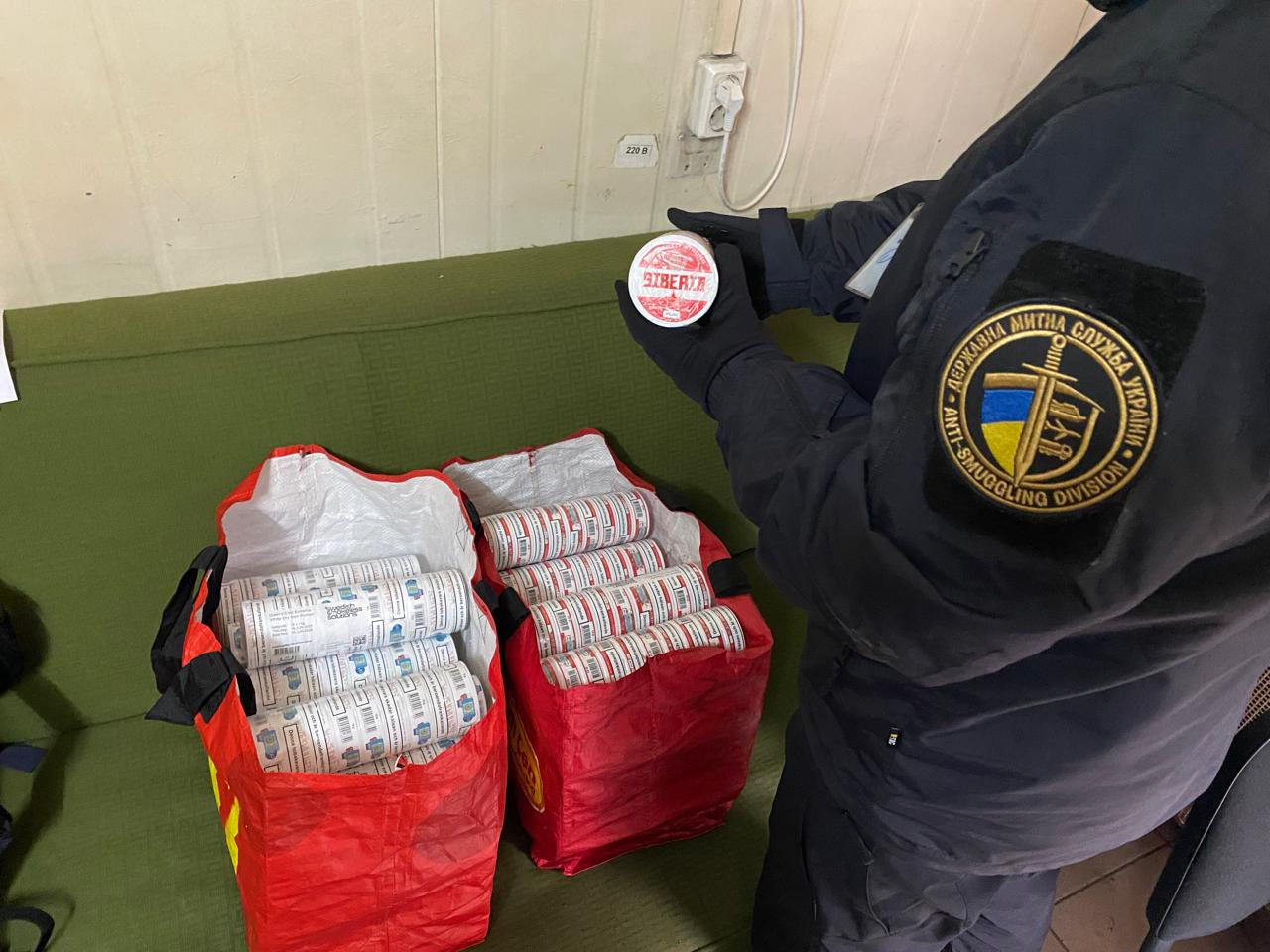 Прикарпатець намагався провезти косметику та одяг: митники вилучили контрабанду майже на пів мільйона гривень (ФОТО)