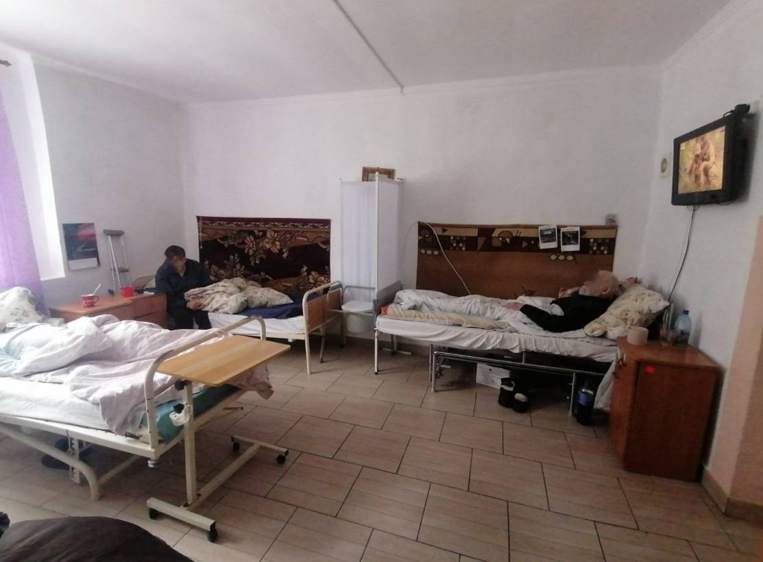 На Прикарпатті підопічні соціального центру захворіли через холод, двоє — на стаціонарі з пневмонією (ФОТО)