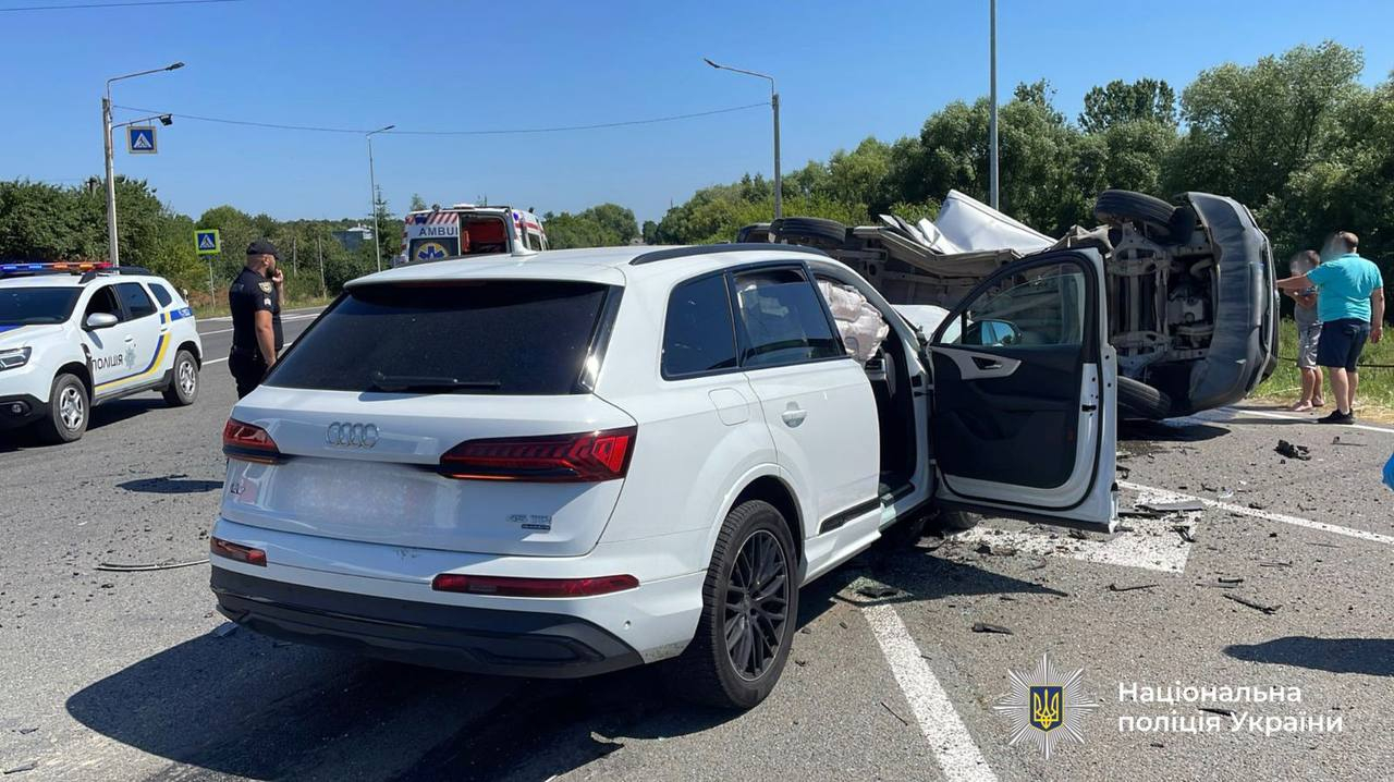 На Прикарпатті зіткнулись автобус та кросовер: є постраждалі (ФОТО)