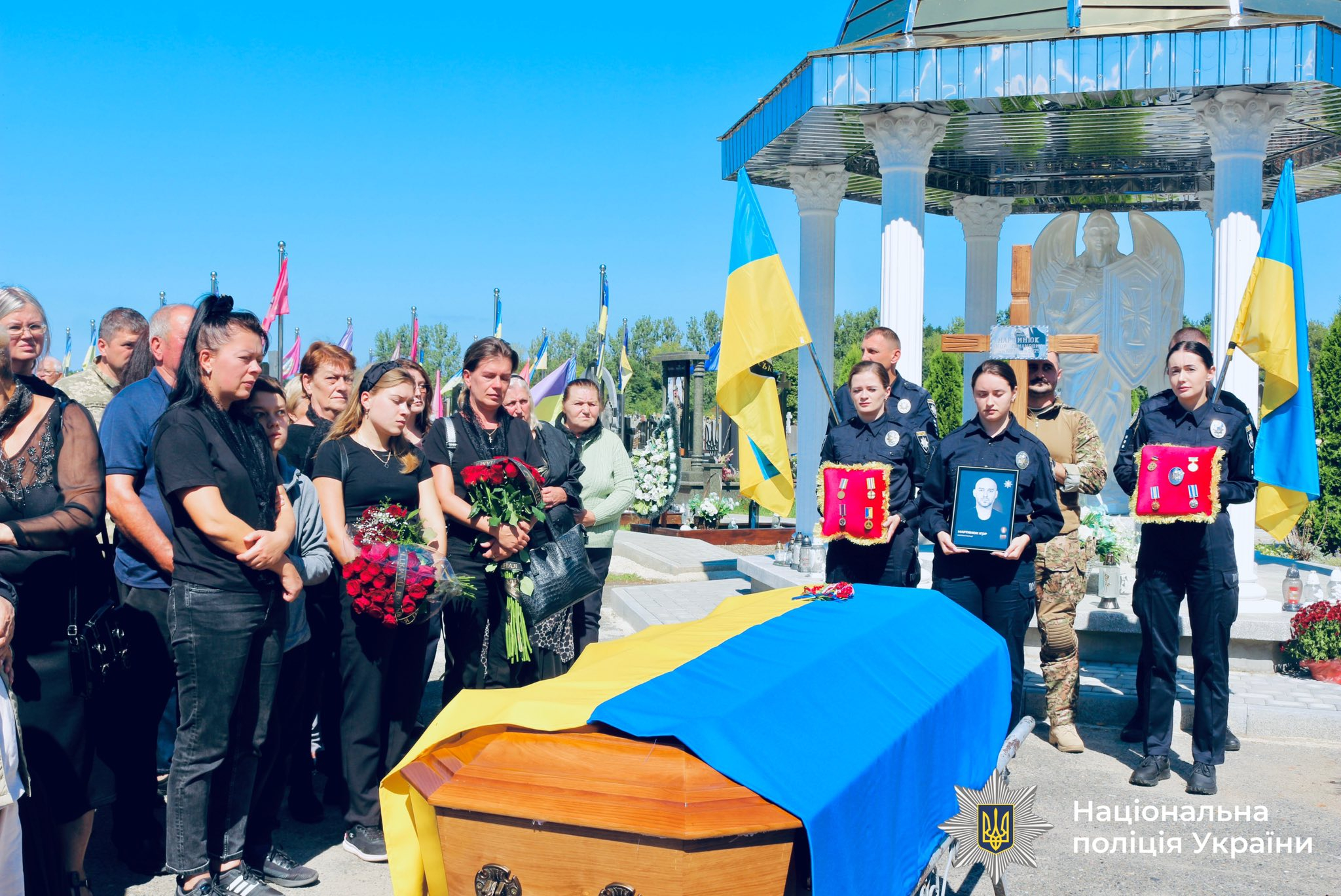 З дитинства мріяв стати поліцейським: на Прикарпатті попрощалися із загиблим бійцем Ігорем Мартинюком (ФОТО)