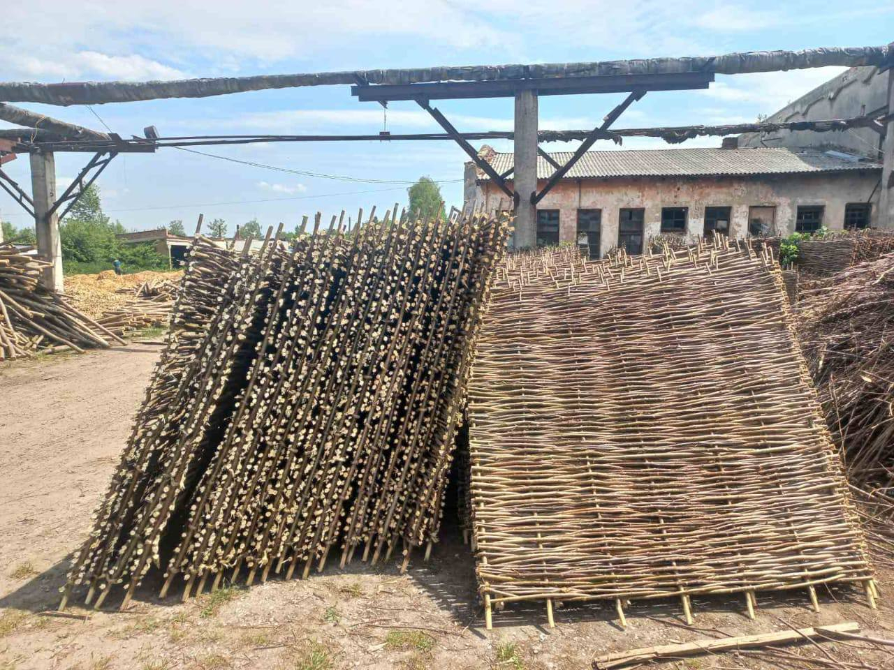 «Хочу бути прикладом для наслідування»: ветеран з Прикарпаття виготовляє екоогорожі на експорт