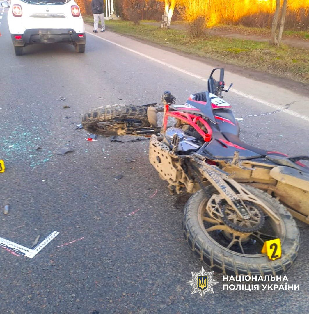 На Івано-Франківщині неповнолітній мотоцикліст зіткнувся з авто: є постраждала (ФОТО)