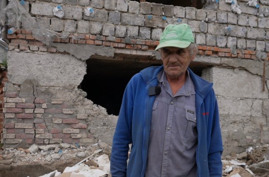 «Розходиться хата. Працюємо відтоді, коли був обстріл». Як на Івано-Франківщині продовжують лагодити домівки після атаки (ФОТО)
