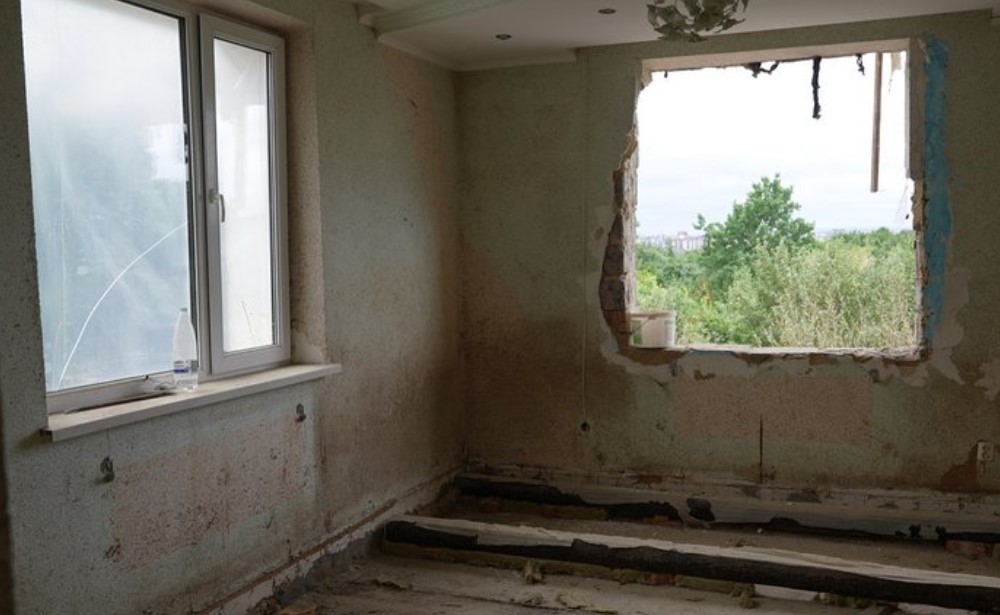 «Розходиться хата. Працюємо відтоді, коли був обстріл». Як на Івано-Франківщині продовжують лагодити домівки після атаки (ФОТО)
