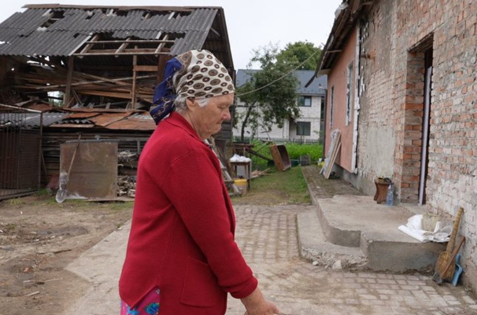 «Розходиться хата. Працюємо відтоді, коли був обстріл». Як на Івано-Франківщині продовжують лагодити домівки після атаки (ФОТО)